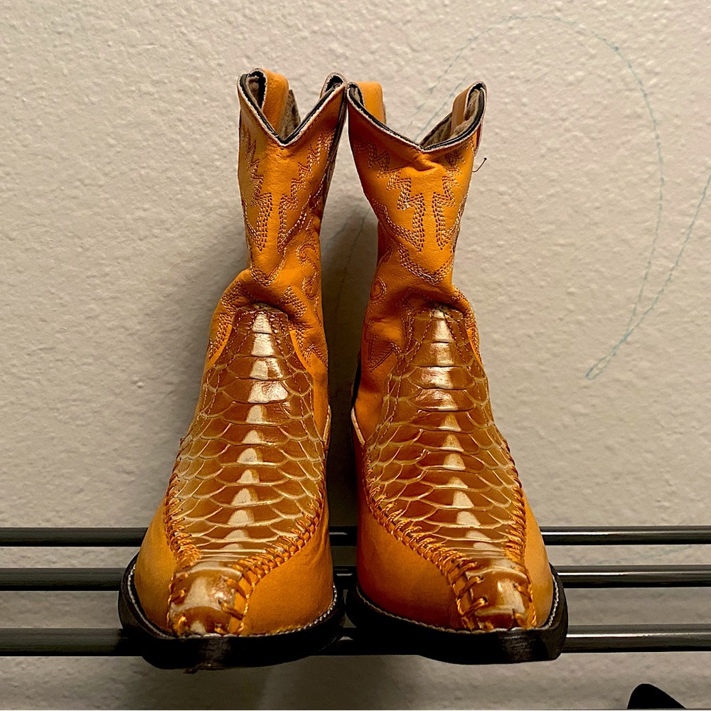 Kids cowboy boots. Made in Mexico. Frayeri brand. Size 9. Never worn.
